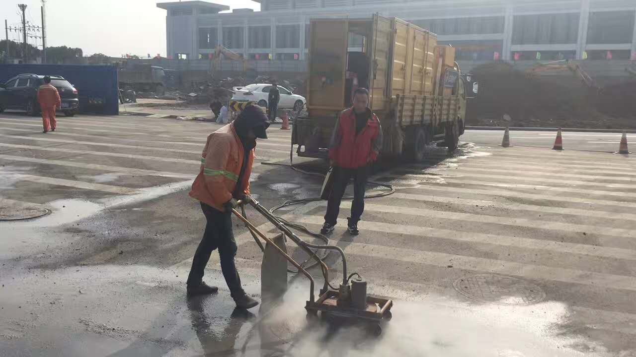 高压水清除旧标线 \